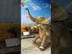 Gerçekçi Animatronik Afrika Fili Heykeli Safari Ortamında Su Püskürtüyor