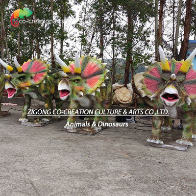 Gerçekçi Animatronik Triceratops Trio: Doğal ortamda Canlı Tırnaklar ve Gürültülü Hareketler